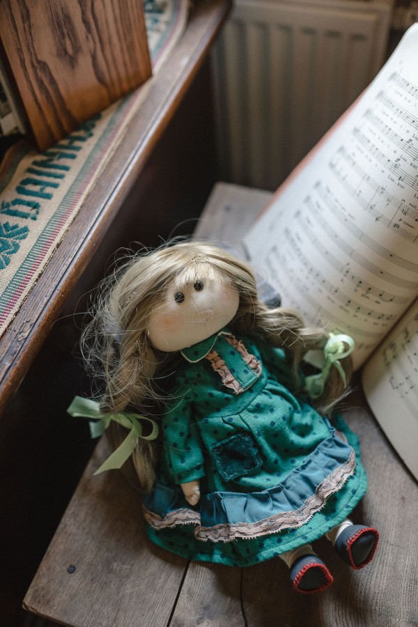 MEDEINA – XX a. vidurio inteligentijos dukra, muzikos mokyklos mergaitė.