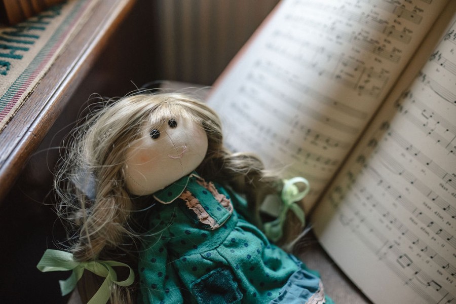 MEDEINA – XX a. vidurio inteligentijos dukra, muzikos mokyklos mergaitė.