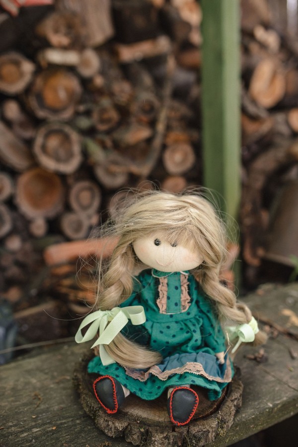 MEDEINA – XX a. vidurio inteligentijos dukra, muzikos mokyklos mergaitė.