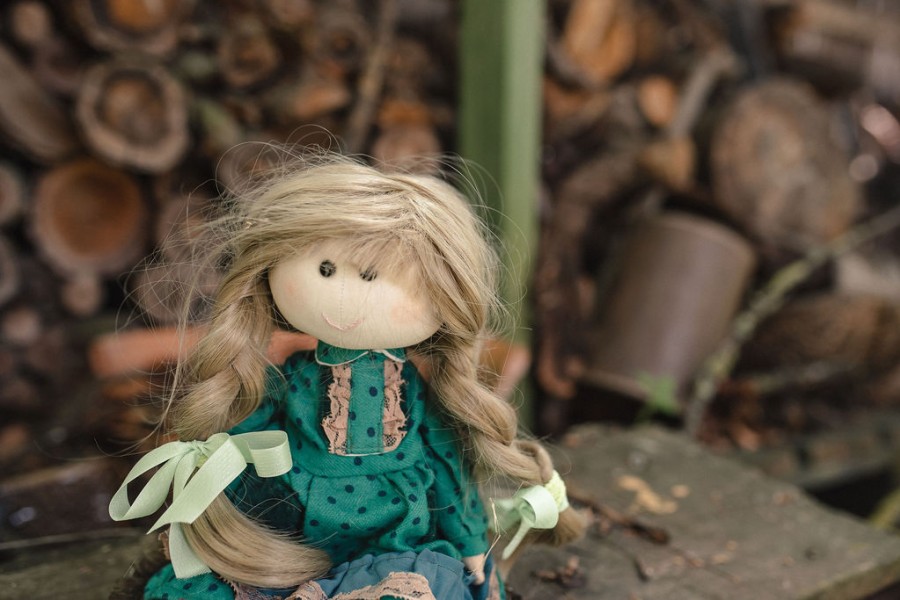 MEDEINA – XX a. vidurio inteligentijos dukra, muzikos mokyklos mergaitė.